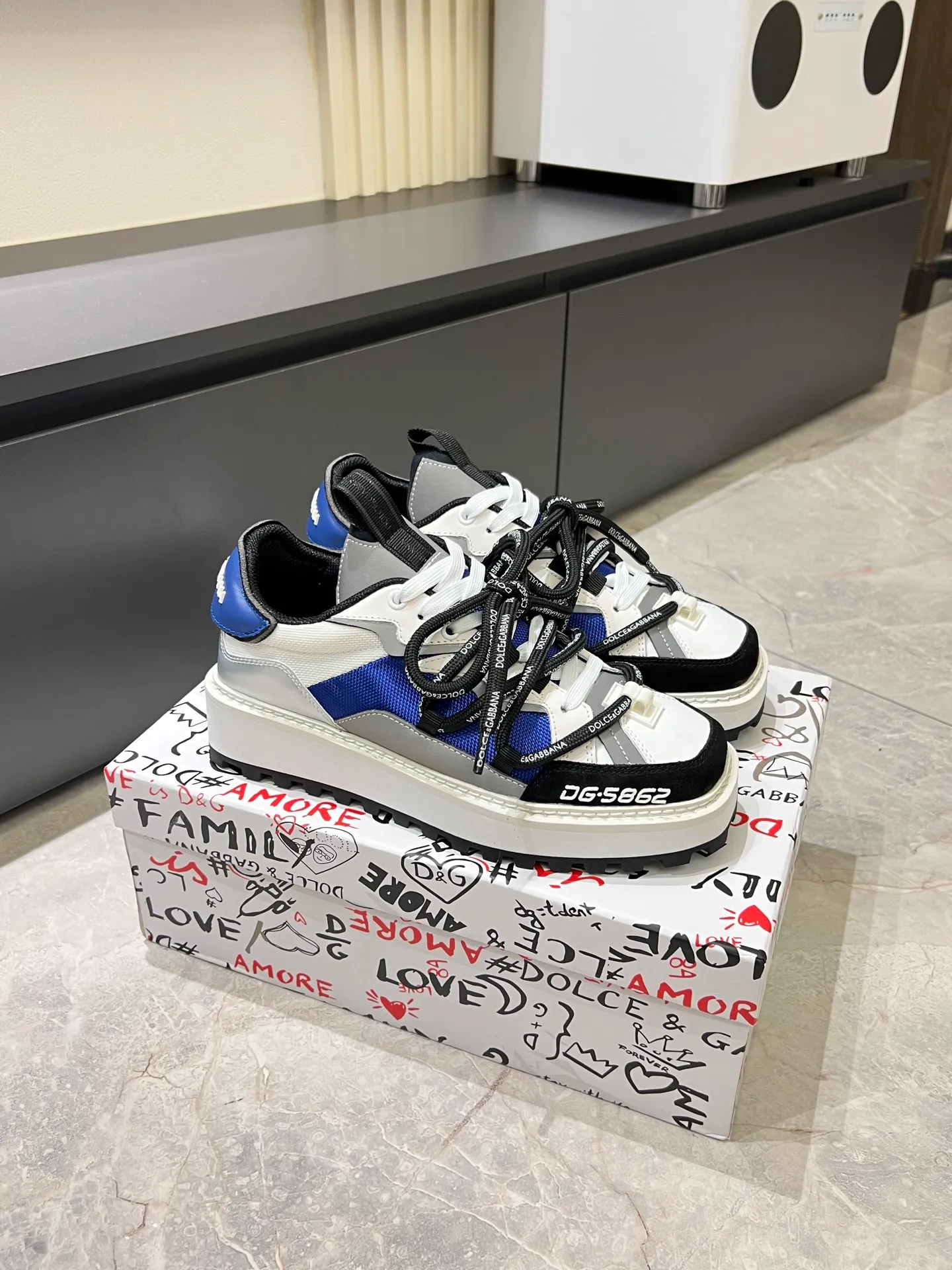 Men's men's shoes💰p640 Dolce&Gabbana/Dolce & Gabbana men's new casual sports shoes This sneaker is made of multiple materials. The nylon fabric upper is integrated with glossy leather, suede leather and rubber elements, and is decorated with reflective details. It has a silk-screen logo and a dual design of thick round and flat laces. It has a square toe, rubber foam midsole and gear pattern rubber composite sole decorated with the iconic "DG" logo. The shoe body is decorated with three-dimensional labels with the brand logo in many places. The style is fashionable and elegant, and the unique design is presented in a dazzling and modern new language. The fabric lining is paired with logo cowhide feet for a stylish and stylish look! Comes with a full set of packaging! Size: 38-44 leather shoe size (45.46 can be customized but does not support returns)